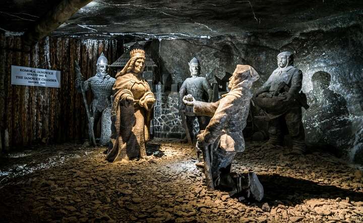 Komora Janowce i rzeźby z soli - jedna z wielu atrakcji Kopalnia Soli "Wieliczka" / autor: Fratria / AS
