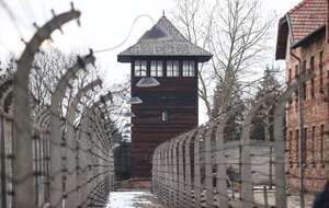 Międzynarodowy Dzień Pamięci o Ofiarach Holokaustu. Teren byłego obozu Auschwitz w Oświęcimiu. / autor: PAP/Jarek Praszkiewicz