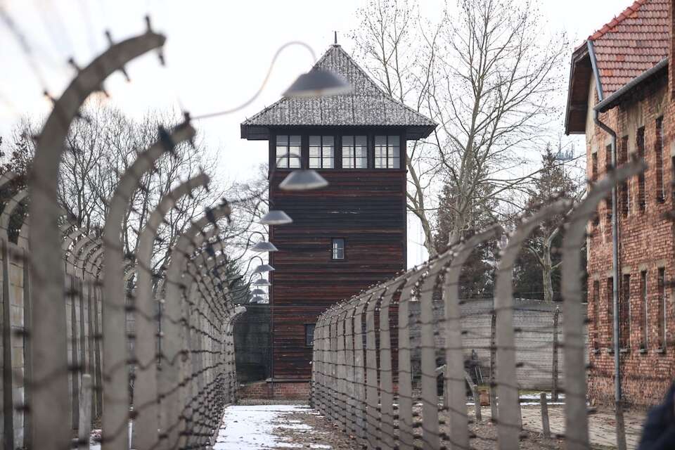 Międzynarodowy Dzień Pamięci o Ofiarach Holokaustu. Teren byłego obozu Auschwitz w Oświęcimiu. / autor: PAP/Jarek Praszkiewicz
