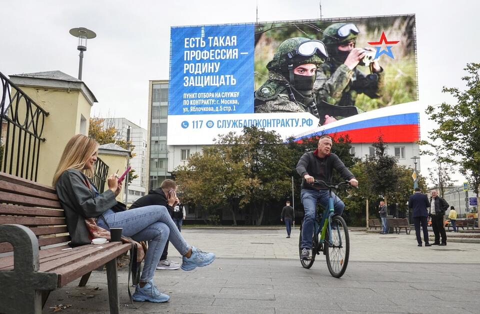 Propagandowy plakat rosyjskiego wojska w Moskwie / autor: PAP/EPA