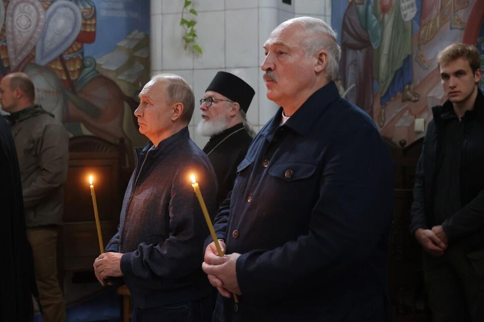 Putin i Łukaszenka podczas wizyty w rosyjskim monastyrze w Karelii / autor: PAP/EPA/ALEXANDER DEMYANCHUK / SPUTNIK / KREMLIN POOL