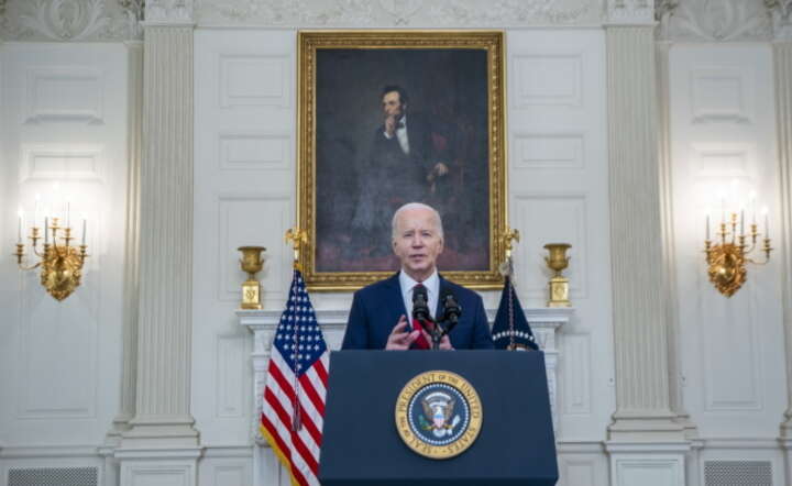 Prezydent Joe Biden w Białym Domu po akcie podpisania pakietu pomocy / autor: PAP/ EPA/SHAWN THEW