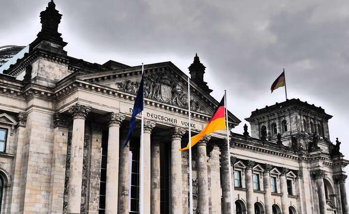 Zaplecze polityczne rządu w Bundestagu zwątpiło w misję kanclerza Merza  (budynek niemieckiego parlamentu na zdjęciu) / autor: Pixabay