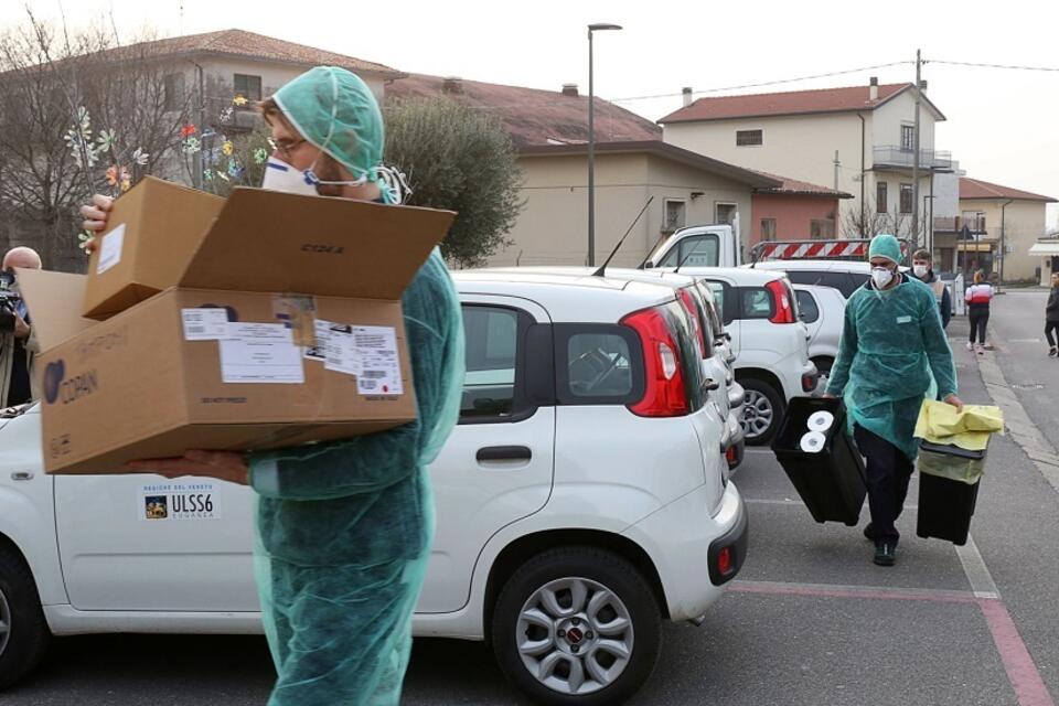 zdjęcie ilustracyjne - koronawirus we Włoszech / autor: PAP/EPA