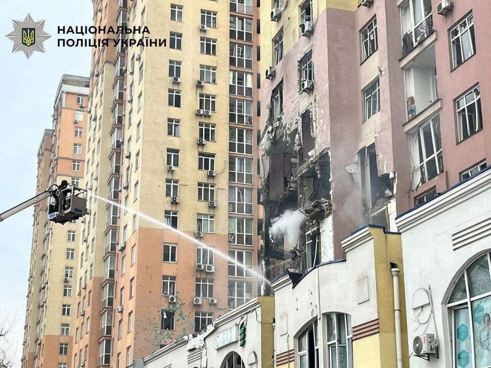 Bestialstwo Rosji. Zaatakowała budynki mieszkalne w Kijowie. Na zdjęciu kijowska straż pożarna dogasza pożar w bloku, który wybuchł po trafieniu rosyjskim atakiem / autor: Facebook/Narodowa Policja Ukrainy