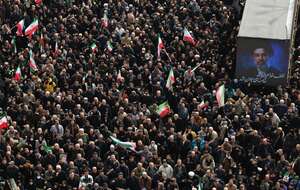 Irańczycy gromadzą się obok plakatu nowego irańskiego przywódcy najwyższego ajatollaha Modżty Chameneiego podczas masowych ceremonii pogrzebowych Korpusu Strażników Rewolucji Islamskiej / autor: 	PAP/EPA