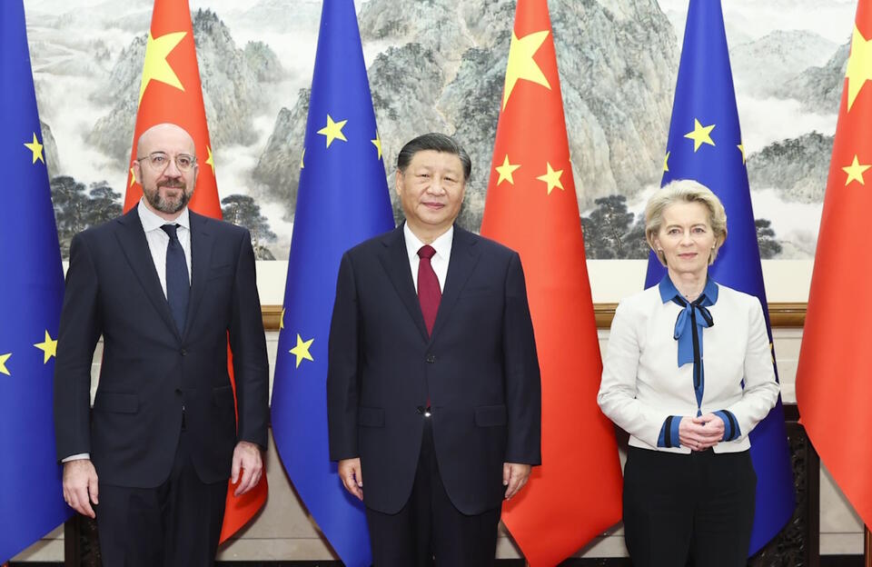 Chiński prezydent Xi Jinping z przewodniczącym Rady Europejskiej Charlesem Michelem i przewodniczącą Komisji Europejskiej Ursulą von der Leyen / autor: PAP/EPA/XINHUA / Huang Jingwen