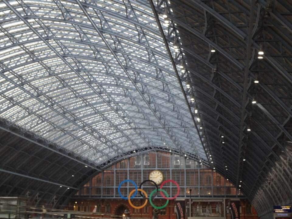 Londyński dworzec Kings' Cross z logo Igrzysk