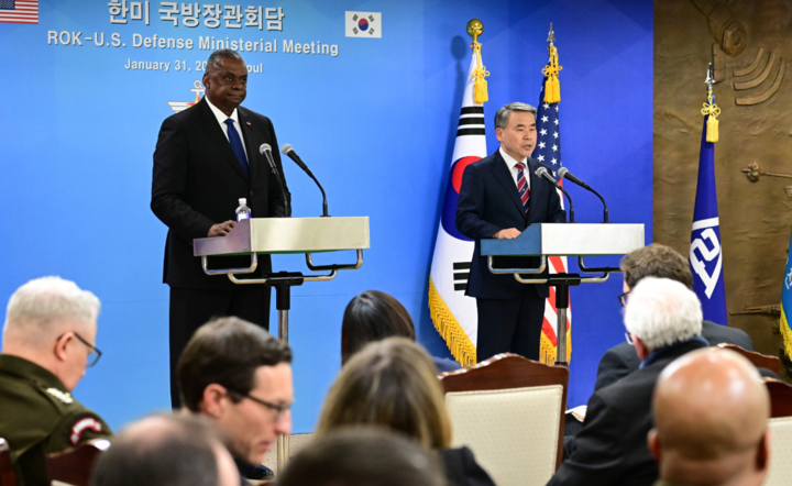 Minister obrony Korei Płd. Li Dzong Sup na wspólnej konferencji prasowej w Seulu z szefem Pentagonu Lloydem Austinem / autor: PAP/EPA/YONHAP / POOL