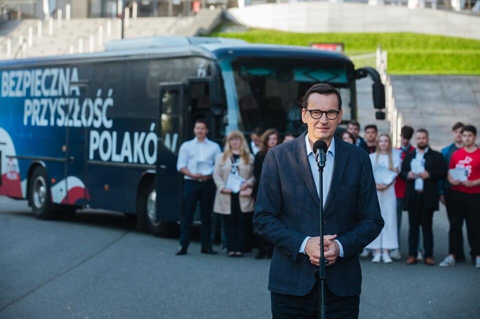 Premier Morawiecki rusza PiS-busem w trasę / autor: Twitter(X)/Prawo i Sprawiedliwość