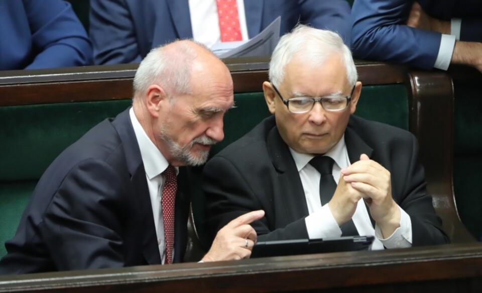 Antoni Macierewicz i Jarosław Kaczyński / autor: PAP/Wojciech Olkuśnik