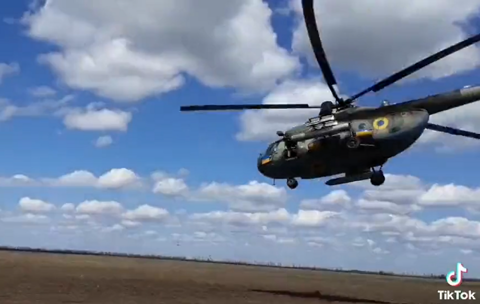 Przelot ukraińskiego śmigłowca Mi-8 / autor: Twitter/@MJMarszalkowski/TikTok/warrior66666