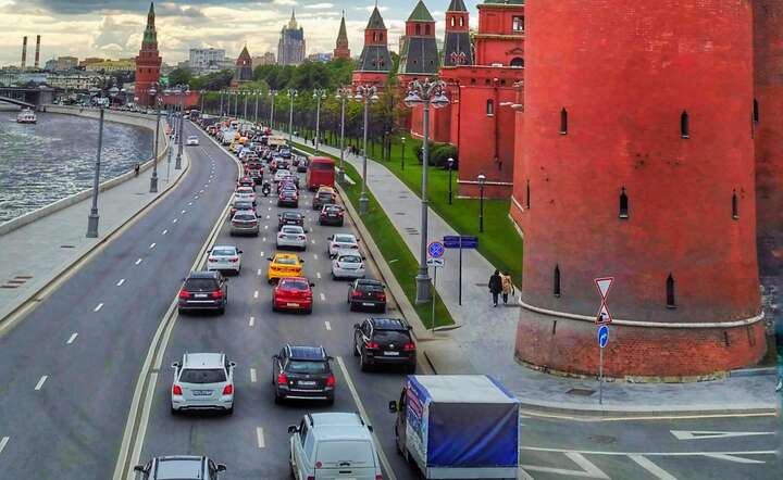 Ruch samochodowy pod murami Kremla w Moskwie  / autor: Pixabay