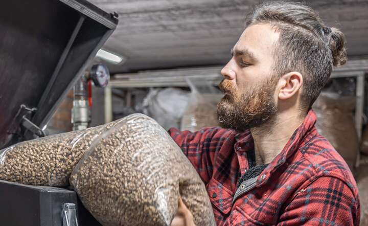 W ciągu dwunastu miesięcy ceny pelletu prawie się podwoiły. / autor: Freepik