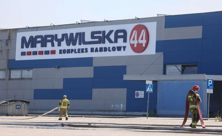Dogaszanie pożaru kompleksu handlowego przy ul. Marywilskiej 44 w Warszawie / autor: PAP / Leszek Szymański