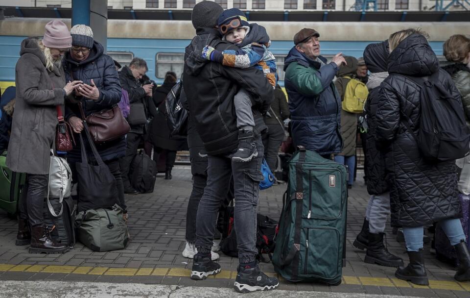 Ludzie gromadzą się na dworcu kolejowym próbując wydostać się z Kijowa / autor: PAP/EPA