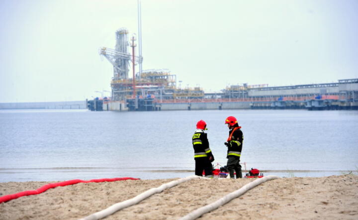 Widok na nabrzeże terminalu LNG w Świnoujściu, fot. PAP/Marcin Bielecki