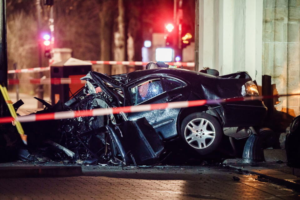  Auto uderzyło w jedną z potężnych kolumn Bramy Brandenburskiej / autor: PAP/EPA