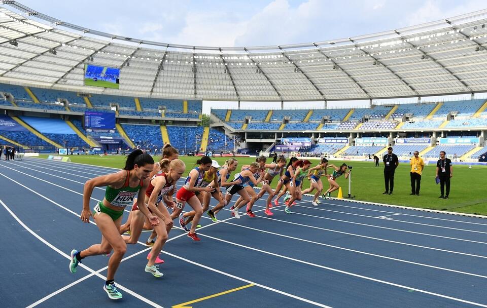 Zawodniczki w biegu na 5000 m kobiet / autor: PAP/Adam Warżawa