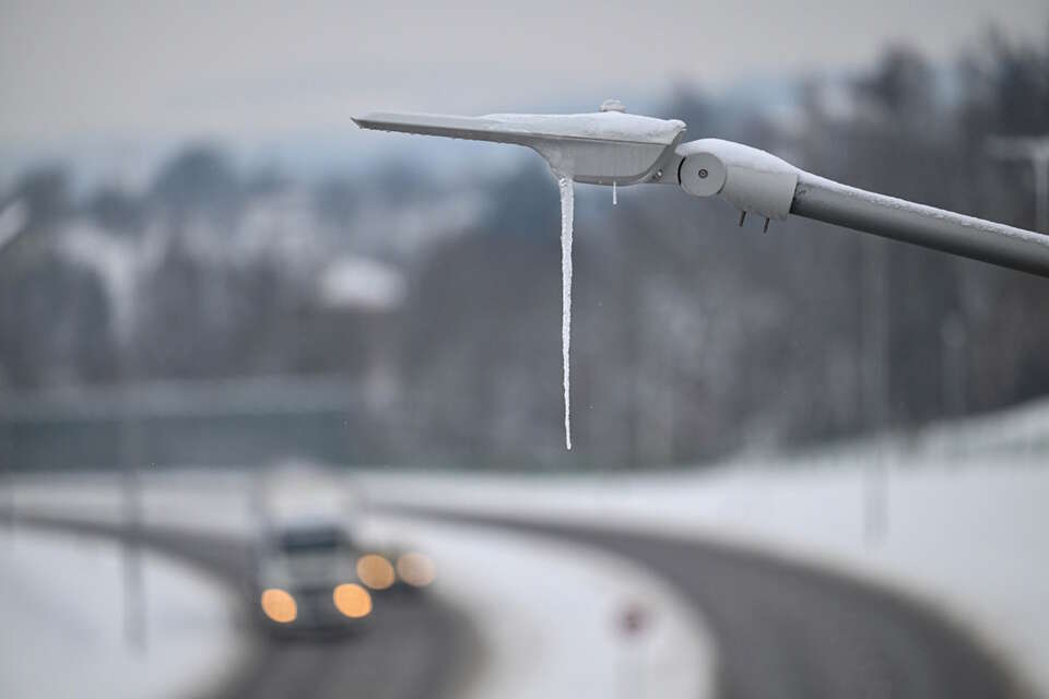 Synoptycy ostrzegają. Czekają nas siarczyście mroźne noce. W części Polski temperatura ma spaść nawet do -17 stopni. Na zdjęciu sopel lodu zwisający z latarni przy drodze / autor: PAP/Darek Delmanowicz