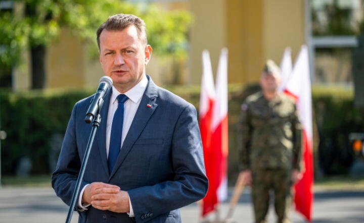 Minister obrony narodowej Mariusz Błaszczak w Centrum Szkolenia Artylerii i Uzbrojenia w Toruniu. Podczas spotkania zatwierdzono umowę ramową na pozyskanie elementów wyrzutni rakietowych M142 HIMARS na potrzeby systemu HOMAR-A / autor: PAP/Tytus Żmijewski