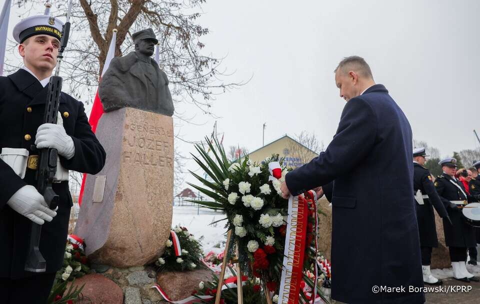 Prezydent Karol Nawrocki oddał hołd w porcie puckim przy pomniku gen. Józefa Hallera / autor: Marek Borawski/KPRP