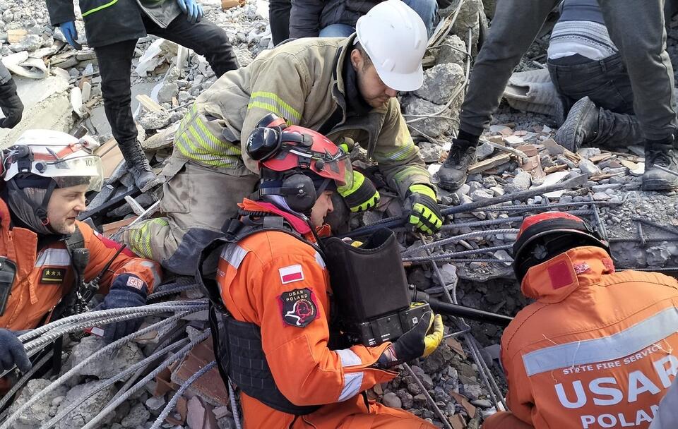 Polscy strażacy wydobyli 12 osobę spod gruzów w Turcji!