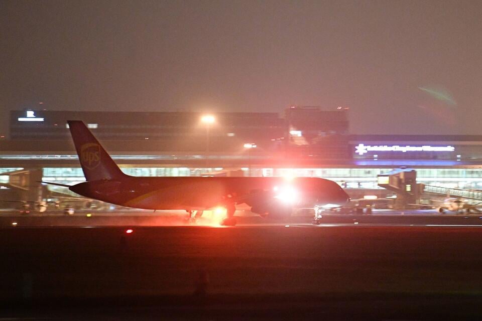 The plane with the next delivery of Covid-19 vaccines is landing at the Chopin airport in Warsaw / autor: PAP/Radek Pietruszka