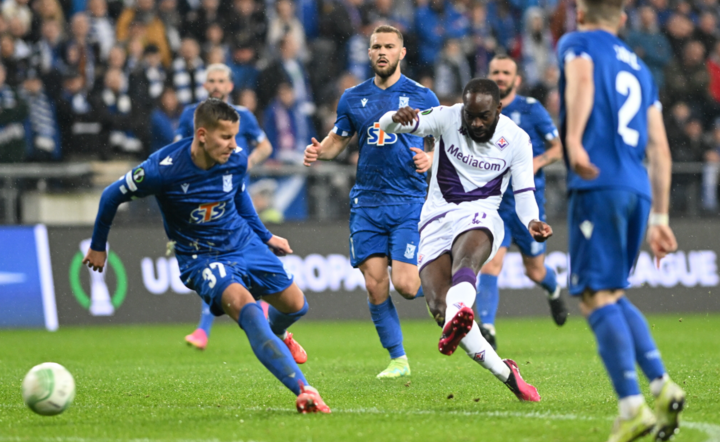 Jonathan Ikone strzela na 4:1 dla Fiorentiny / autor: PAP/Jakub Kaczmarczyk