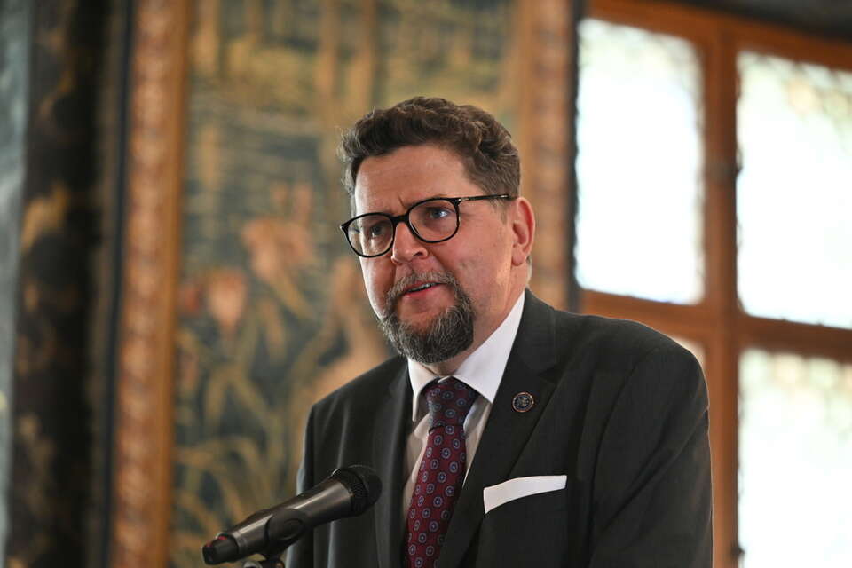Министр инструктирует президента о Ордене. Он имеет украинское происхождение