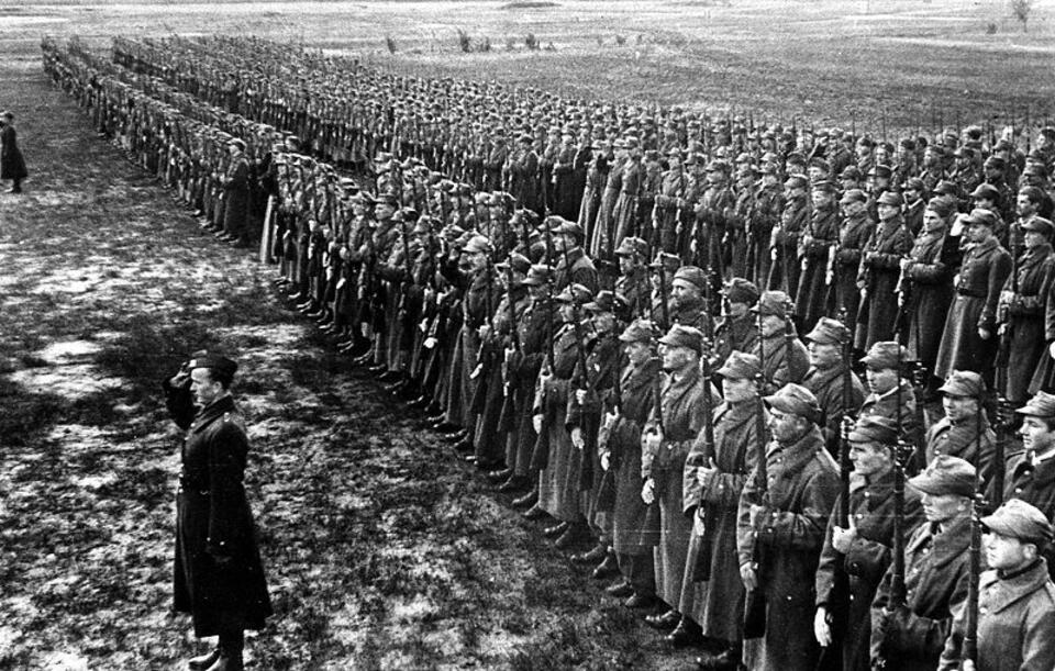 Przegląd oddziałów, ro 1942. Fot. Wikipedia