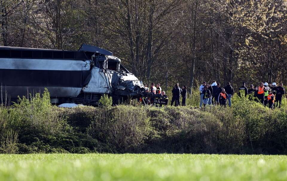 Ciężarówka zderzyła się z TGV / autor: . EPA/MAXPPP/LUDOVIC MAILLARD / PAP/EPA