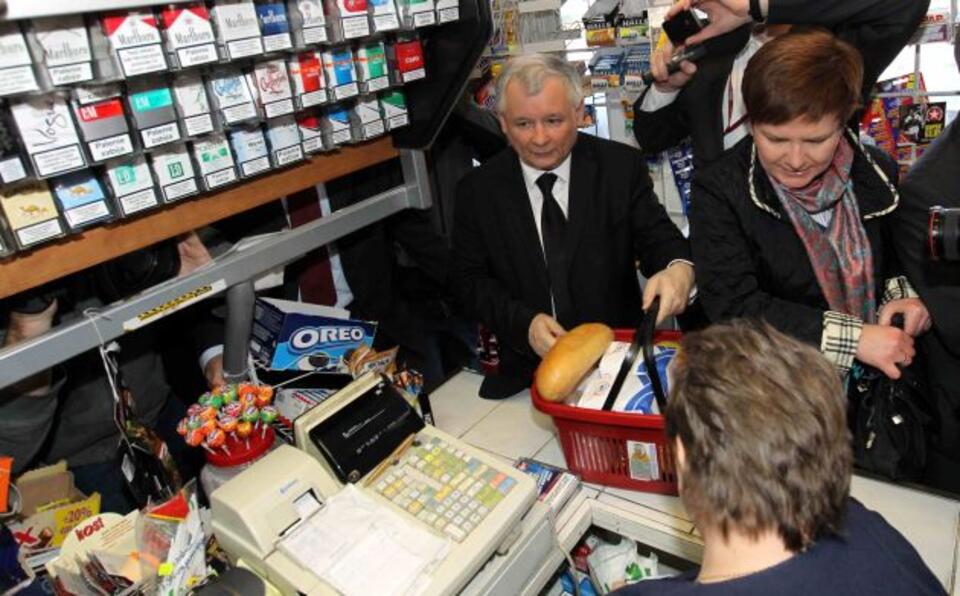 Jarosław Kaczyński na owych zakupach. Fot. PAP