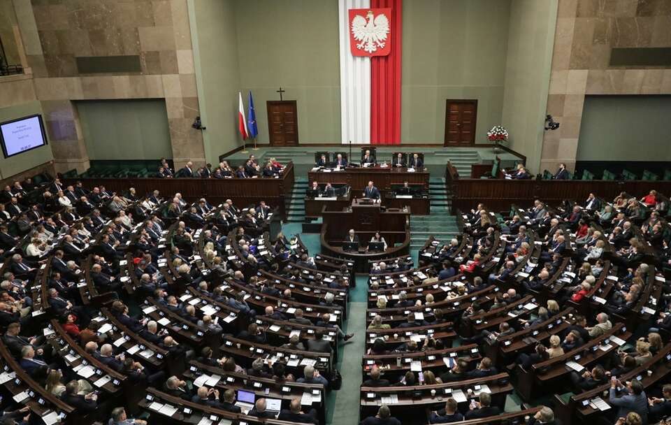 Dziwny sondaż rządowego CBOS. KO wyraźnie na czele