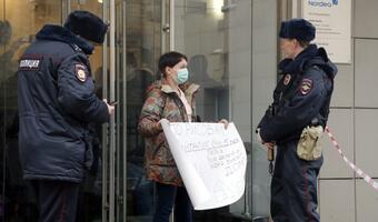 Rosyjscy „frankowicze” protestują przed bankami z powodu raptownego wzrostu rat kredytów