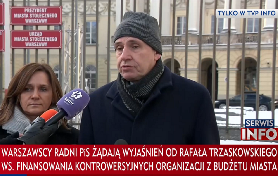 Warszawscy radni PiS na konferencji prasowej przed ratuszem / autor: TVP Info