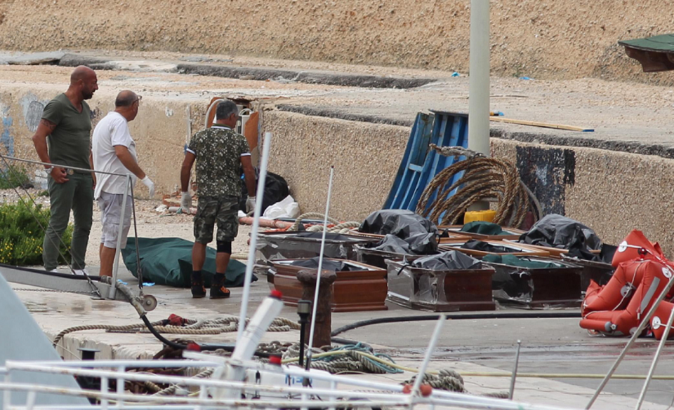 Lampedusa. Przewiezienie trumien z ciałami migrantów / autor: PAP/EPA