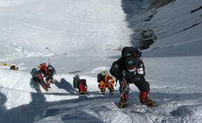 Andrzej Bargiel, polska śnieżna pantera, atakuje Mt Everest [wideo]