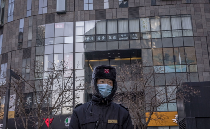 Ochrona na straży w biznesowej dzielnicy Pekinu w Chinach, 13 grudnia 2021 r. / autor: PAP/EPA/ROMAN PILIPEY