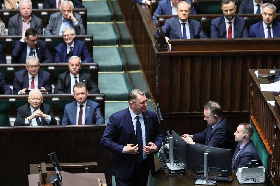 Na zdjęciu prof. Przemysław Czarnek zmierza na mównicę sejmową na tle polityków PiS oraz KO / autor: PAP/Leszek Szymański