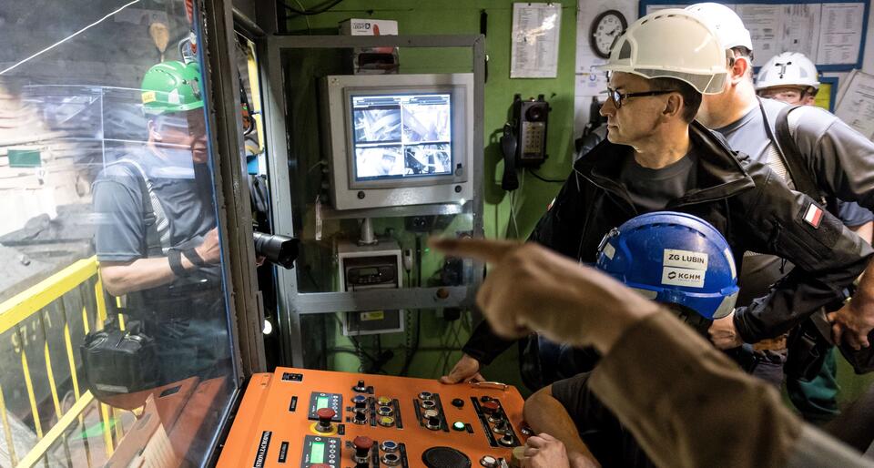 Premier Mateusz Morawiecki (C) podczas wizyty w Zakładach Górniczych 'Lubin', 28 bm. Premier Morawiecki jest z wizytą w województwie dolnośląskim  / autor: PAP/Maciej Kulczyński