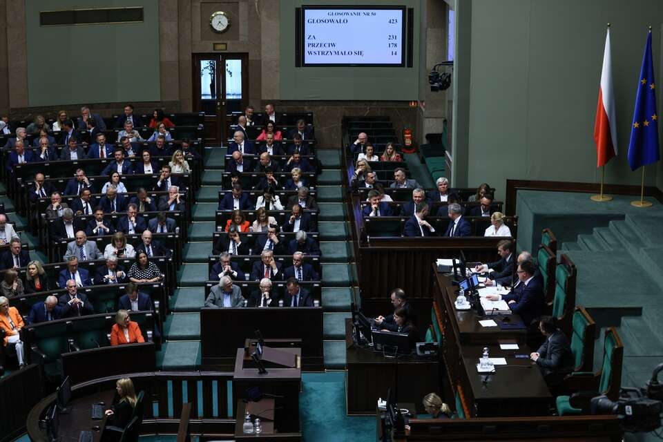 . Posłowie na sali plenarnej Sejmu, głosowanie nad ustawą o bonie energetycznym w wersji rządowej / autor: PAP/Leszek Szymański