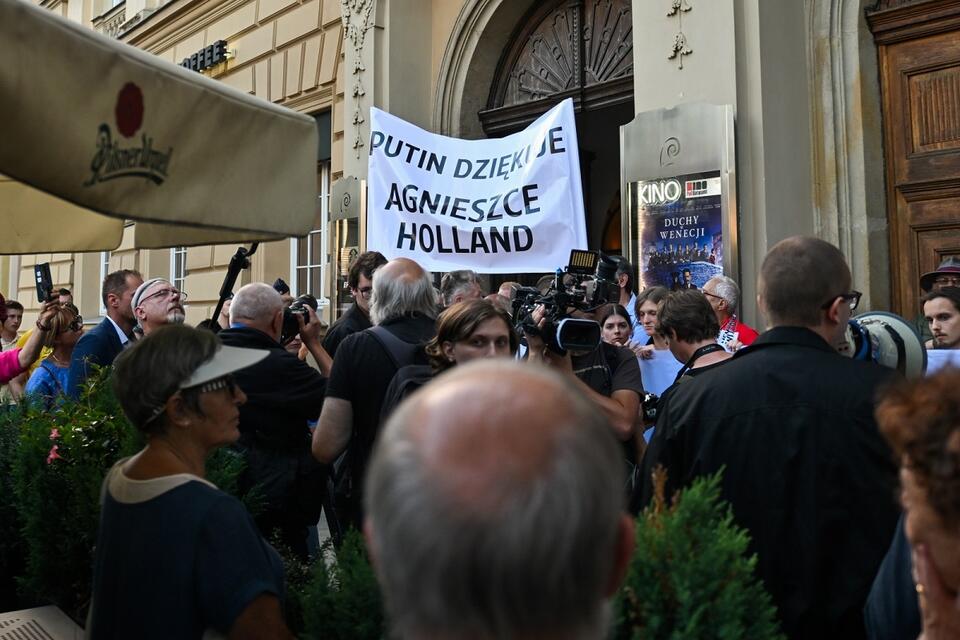 Protest wobec filmu Agnieszki Holland pod Kinem Pod Baranami w Krakowie / autor: PAP/Art Service