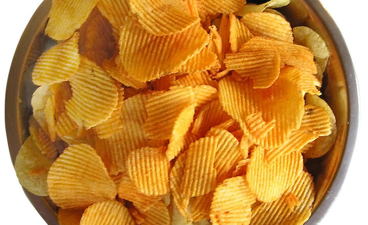 Chipsy, niektóre ciastka i napoje, w tym napoje energetyzujące, jedzenie typu fast food i instant znikną ze szkół fot. freeimages.com