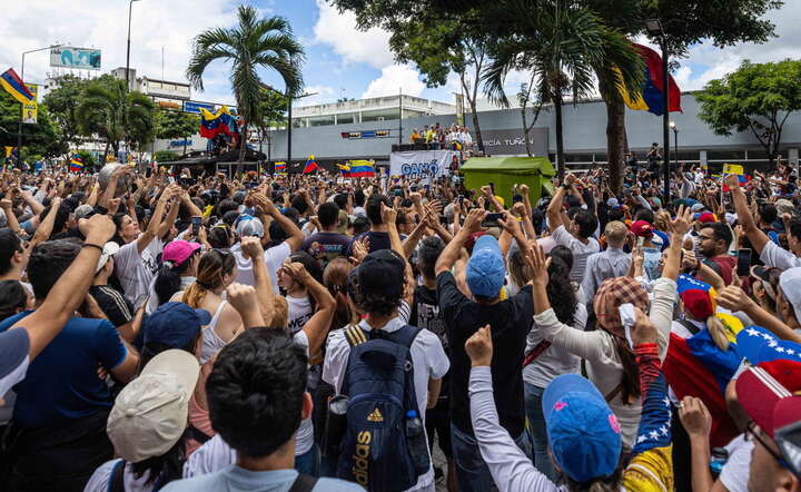 Od poniedziałku w kraju trwają wielotysięczne demonstracje / autor: HENRY CHIRINOS/EPA/PAP