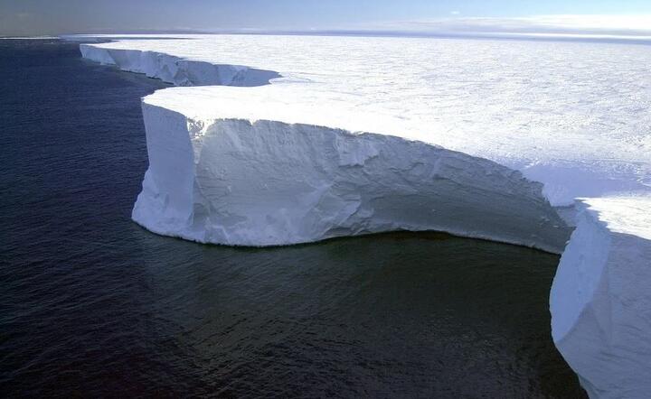 W pobliżu brytyjskiej stacji badawczej Halley VI na Antarktydzie od lodowca szelfowego oderwała się góra lodowa o powierzchni 1270 km kwadratowych / autor: Pixabay