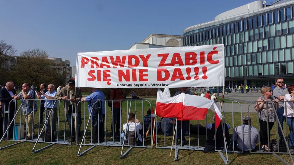 Oczekiwanie na odsłonięcie Pomnika Ofiar Tragedii Smoleńskiej, Warszawa, 10 kwietnia 2010 roku / autor: wPolityce.pl