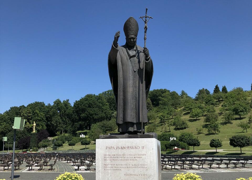 Posąg Jana Pawła II w chorwackim sanktuarium Marija Bistrica / autor: Wikimedia Commons.