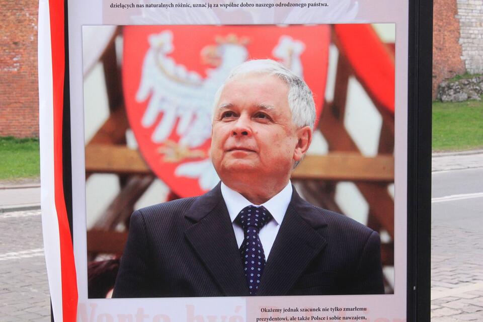 Walczymy o pamięć i o prawdę - mówił we wtorek pod Wzgórzem Wawelskim w Krakowie prezes PiS Jarosław Kaczyński, otwierając plenerową wystawę fotograficzną "Warto być Polakiem", poświęconą prezydentowi Lechowi Kaczyńskiemu. (Fot. Jan Lorek)