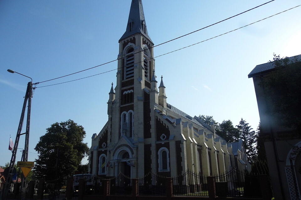 Kościół w Jadowie / autor: WikimediaCommons/https://commons.wikimedia.org/wiki/File:Jad%C3%B3w_kosciol_01.jpg